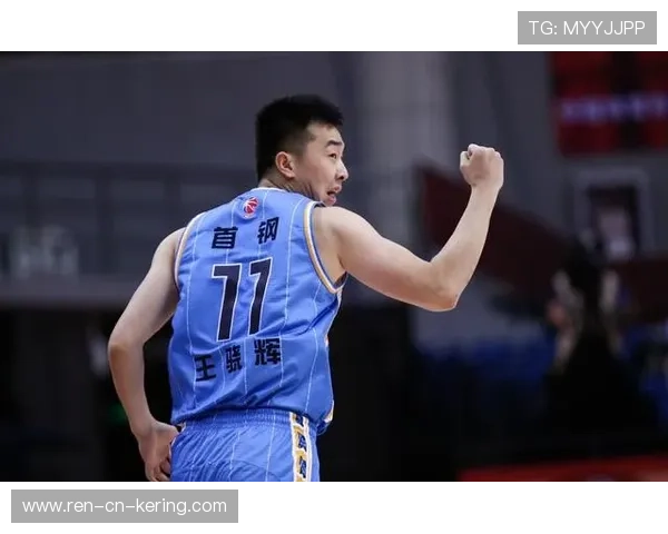 北京首钢主帅怒摔战术板：场上焦虑与战术智慧的碰撞