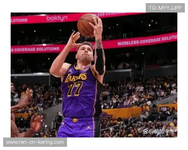 东契奇背身一步甩开防守，独行侠主场稳住局面